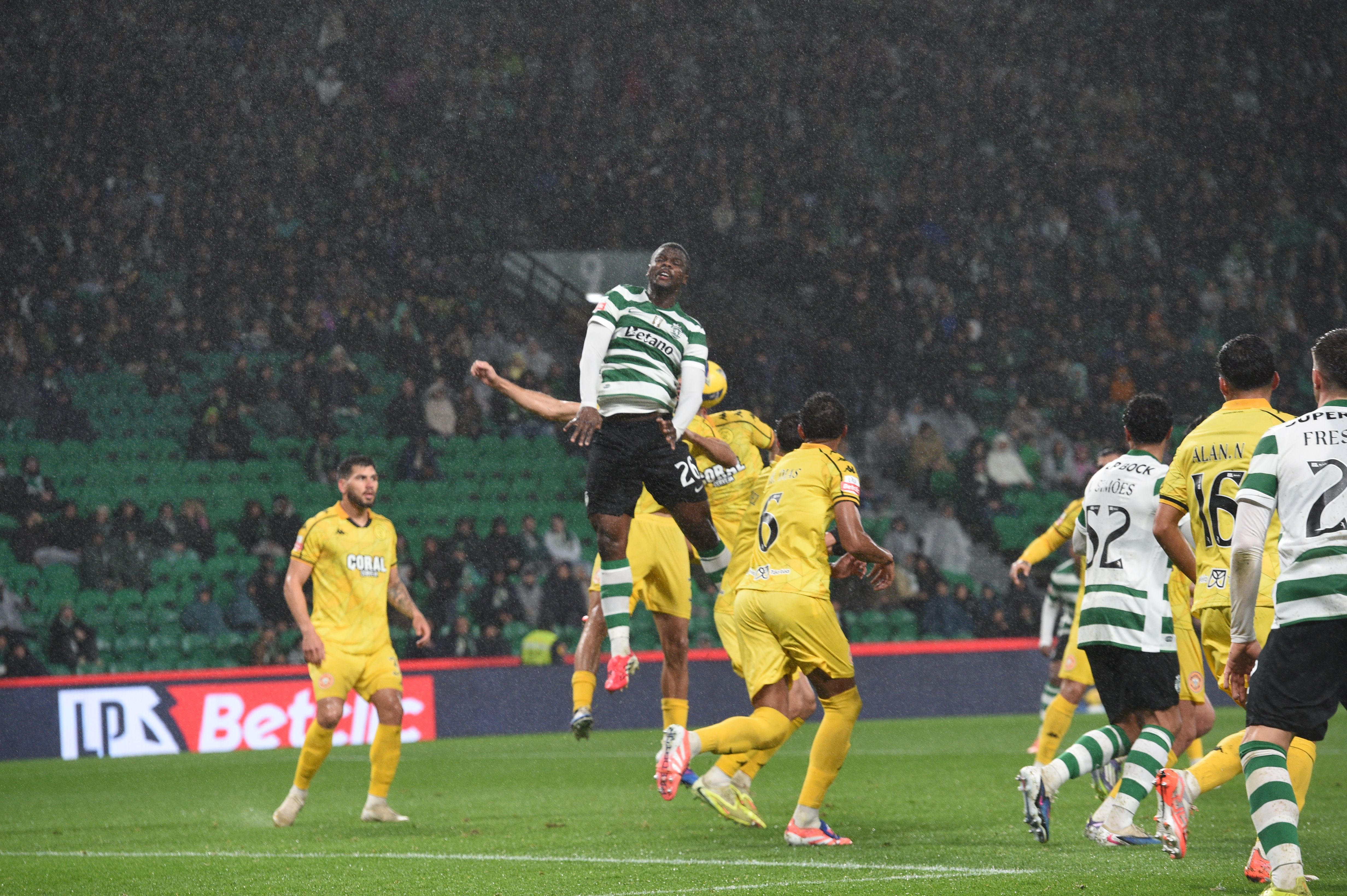 Diomande a tentar ganhar a bola - Foto: Sérgio Miguel Santos