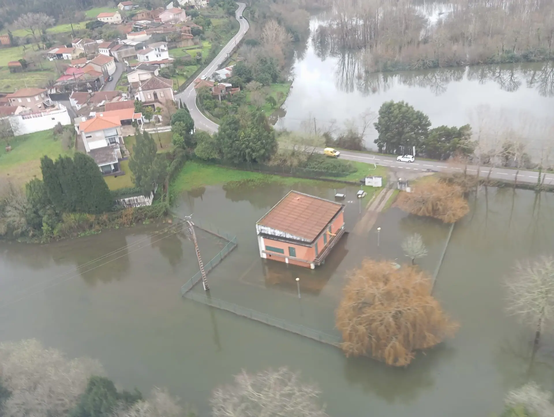 Helicóptero da Força Aérea mostra localidades inundadas pelo rio Vouga