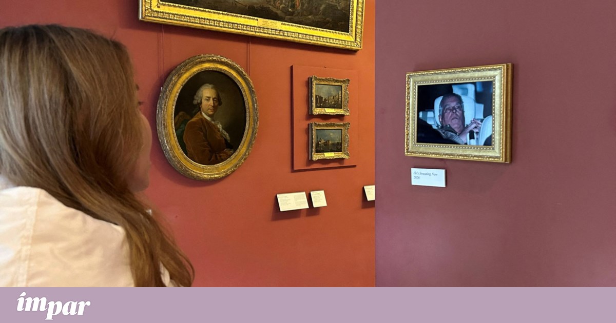 Activistas penduram fotografia de ex-príncipe André a sair da prisão no Louvre | Monarquia