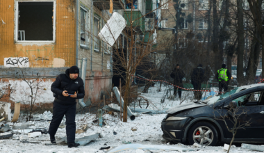 Zelensky acusa Rússia de preferir aterrorizar população em vez de tentar diplomacia