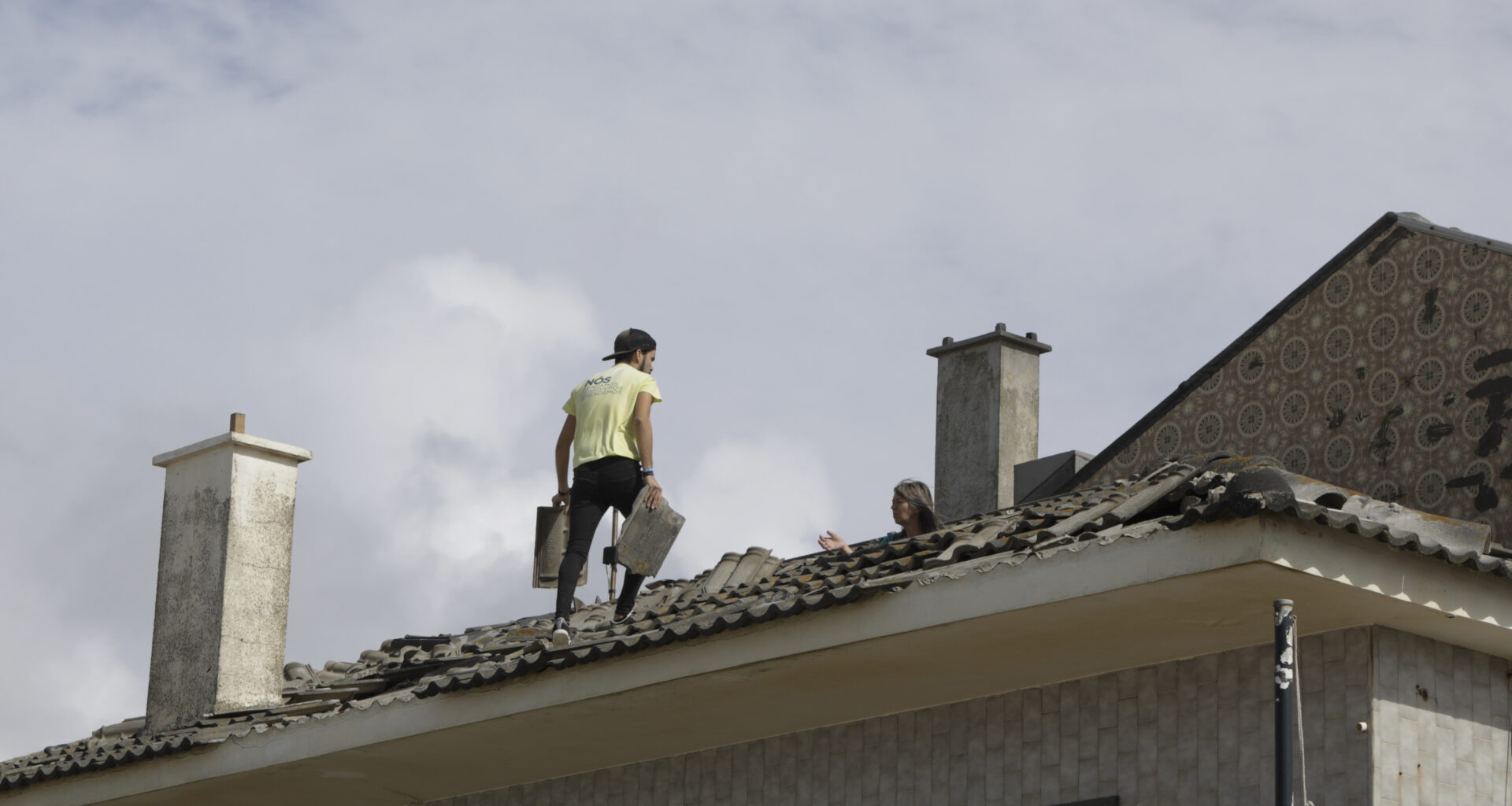 Telhas tornam-se “mais caras que ouro” para vítimas da tempestade Kristin