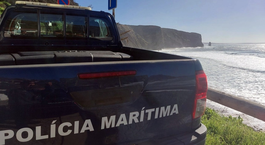 Aljezur. Buscas por jovem romeno em curso na Praia da Arrifana