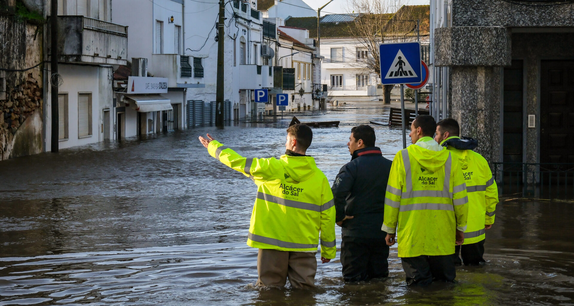 Temporal deixa milhares sem luz, provoca resgates e corta estradas e ligações ferroviárias e fluviais