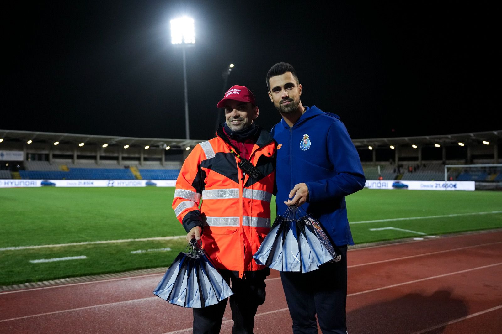 Diogo Costa, capitão portista, com o comandante dos BV de Rio Maior - Foto: FC Porto