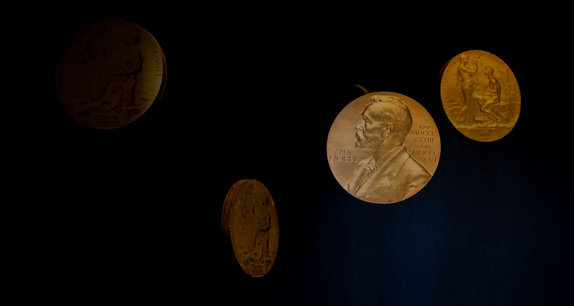 Fugas de informação, espionagem e apostas. Nobel da Paz sob suspeita