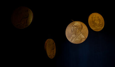 Fugas de informação, espionagem e apostas. Nobel da Paz sob suspeita