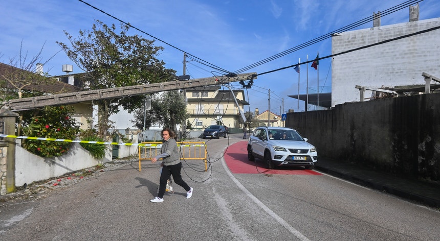 Reposição das linhas elétricas está a ser feita com urgência e cuidado