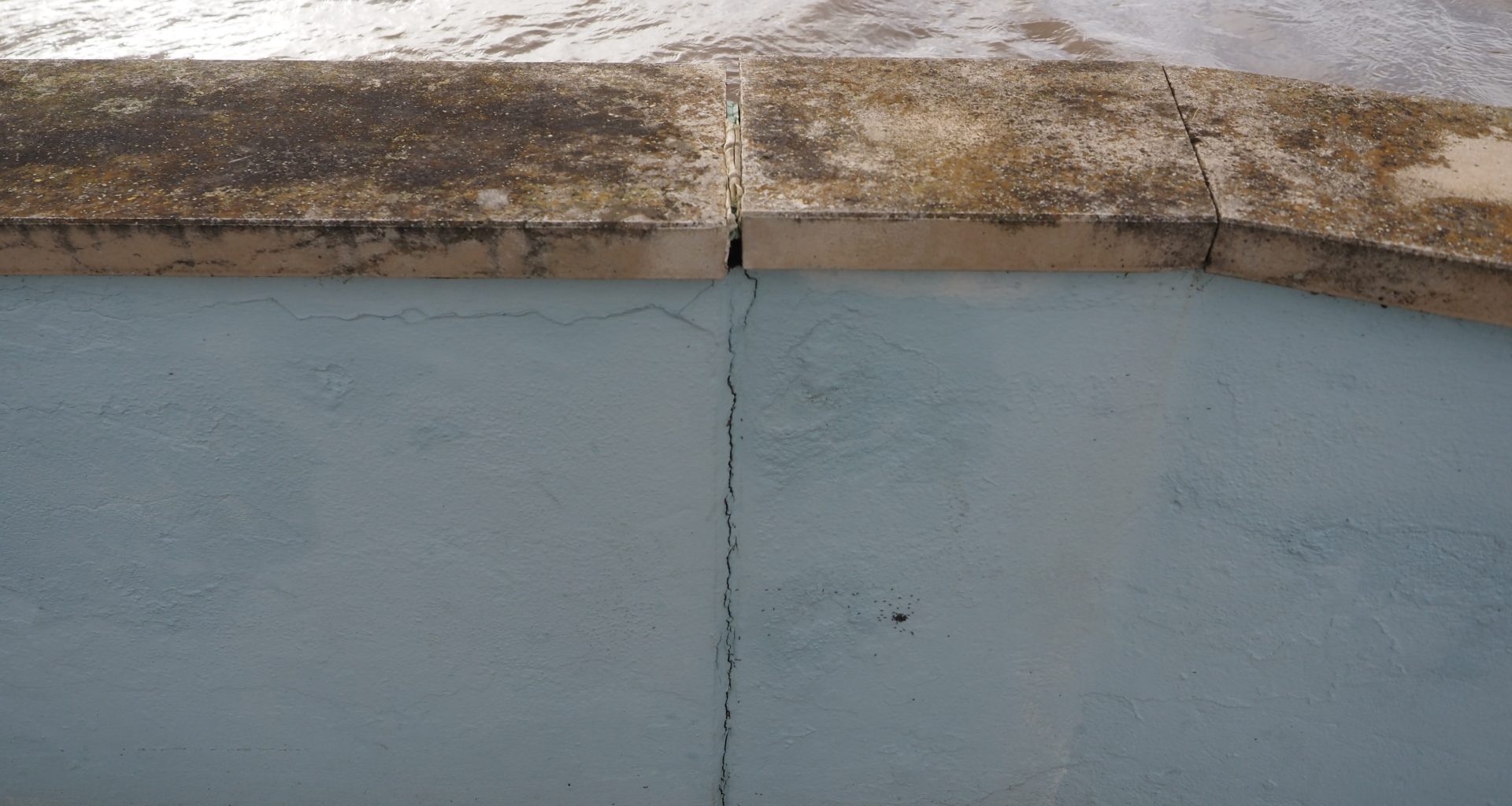 Muro que separa Coruche do rio Sorraia em risco com fissura numa junta