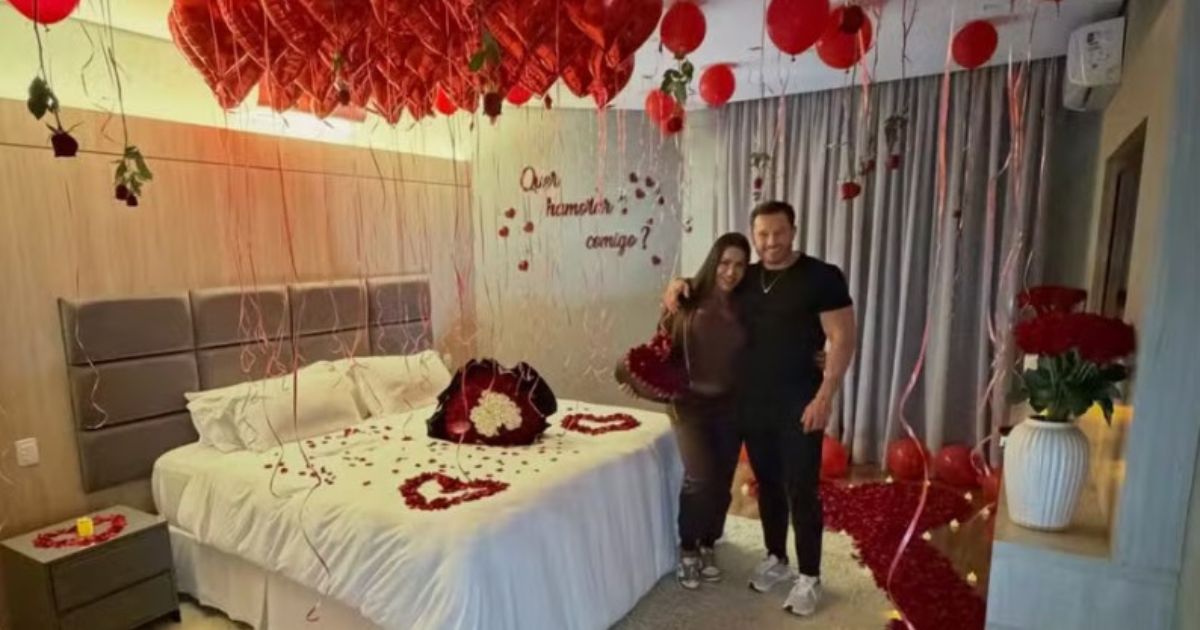 na foto aparece a modelo Gracyanne Barbosa e seu novo namorado o empresário Gabriel Cardoso