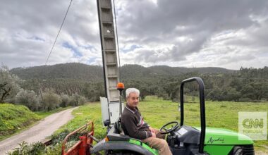 Um pedreiro aposentado foi onde mais ninguém foi. Carlos impediu duas aldeias de "ficarem encurraladas" na tempestade