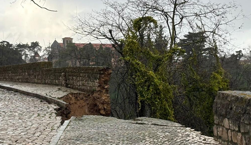 Parte do miradouro da Rua Luís de Camões já abateu