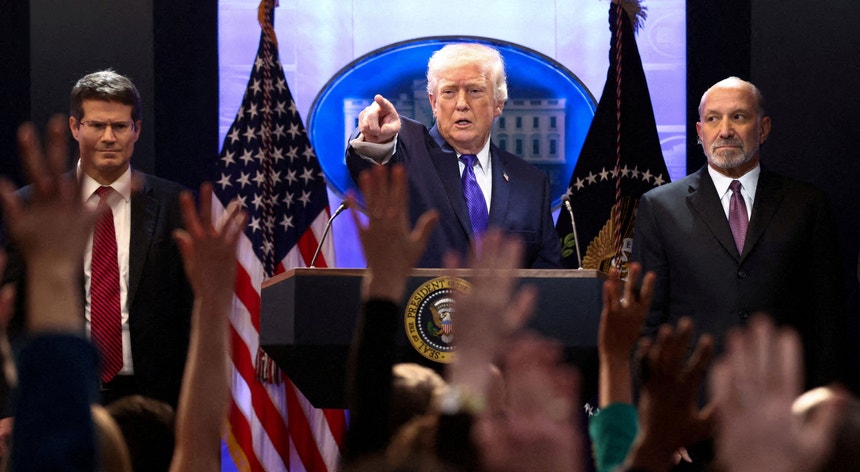 "Com efeito imediato". Trump anuncia aumento das tarifas globais de 10% para 15%