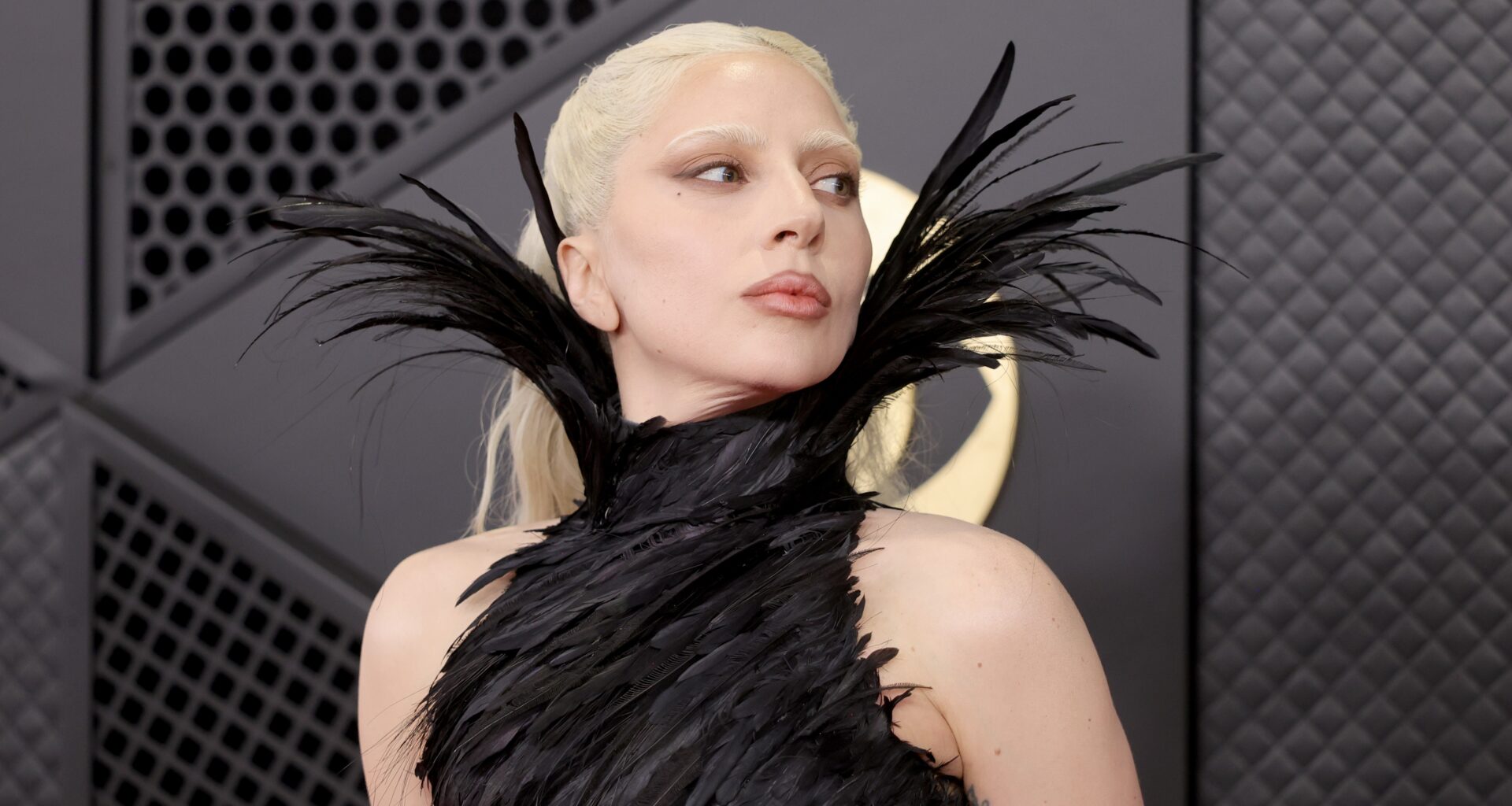 Lady Gaga aposta em cabelo e sobrancelha platinados no Grammy 2026