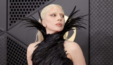 Lady Gaga aposta em cabelo e sobrancelha platinados no Grammy 2026
