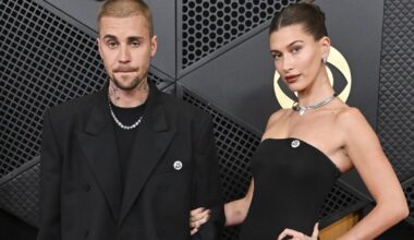 Hailey e Justin Bieber usam broche "ICE out" no Grammy 2026; entenda
