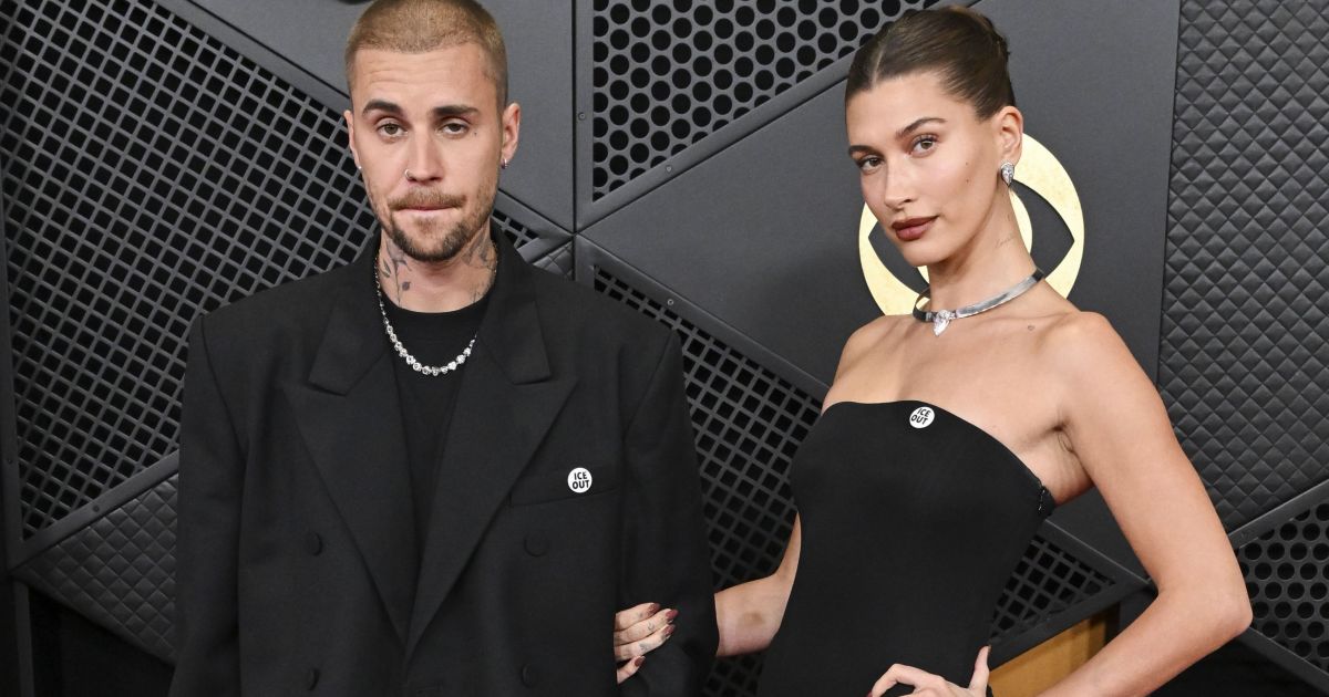 Hailey e Justin Bieber usam broche "ICE out" no Grammy 2026; entenda