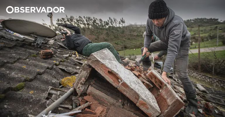 Os moradores que reparam telhados entre risco e necessidade – Observador