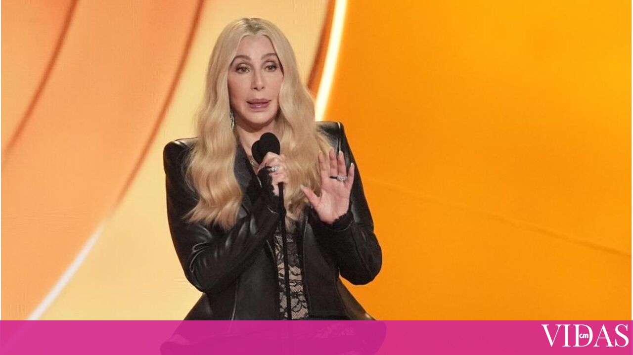 Cher protagoniza momento insólito nos Grammy: quis dar prémio a artista que já morreu e deixou o palco cedo demais - Últimas