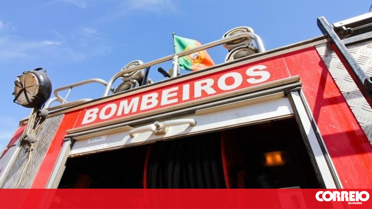 Circulação cortada na A5 sentido Cascais-Lisboa devido a carro incendiado - Portugal