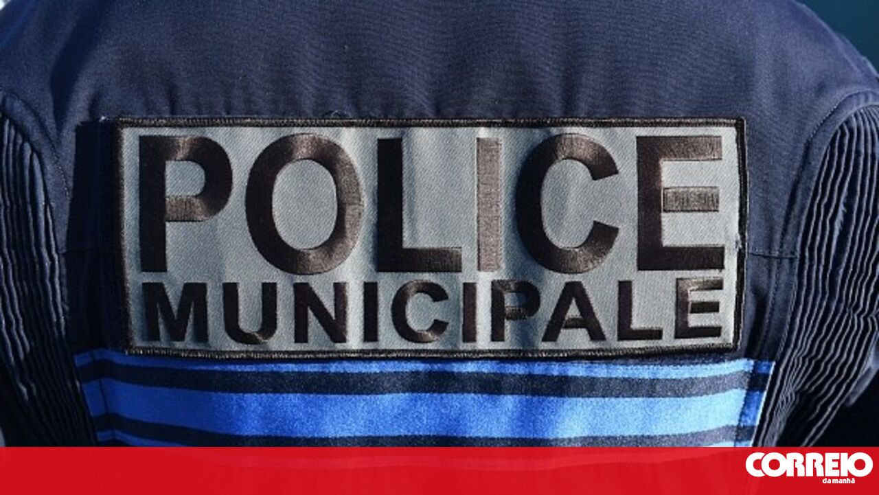 Professor esfaqueado por aluno de 14 anos numa escola em França - Mundo