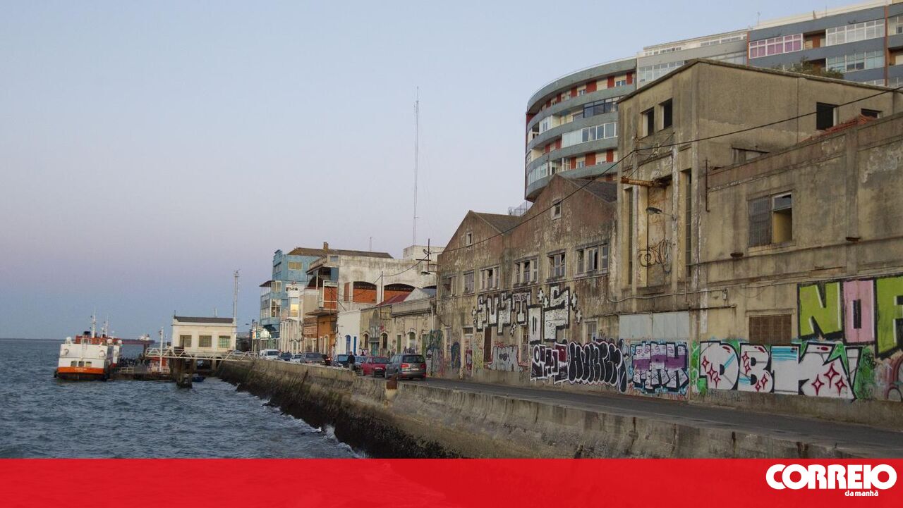 Pelo menos 35 pessoas tiveram de ser retiradas de casa em Almada - Sociedade