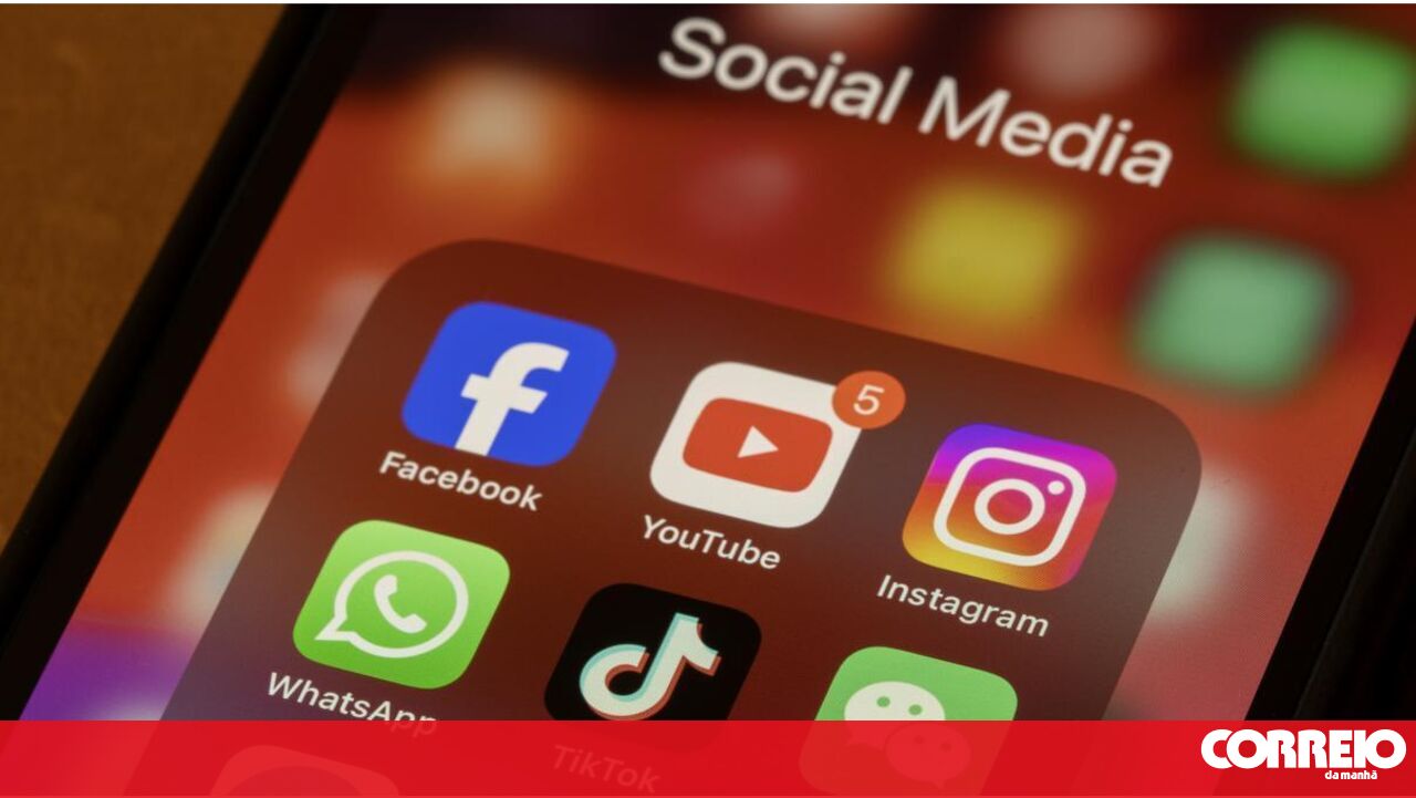 Menores de 16 anos proibidos de usar redes sociais em Espanha - Mundo