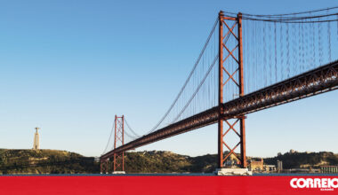 Motas e veículos com lonas impedidos de circular na Ponte 25 de Abril devido ao mau tempo - Sociedade