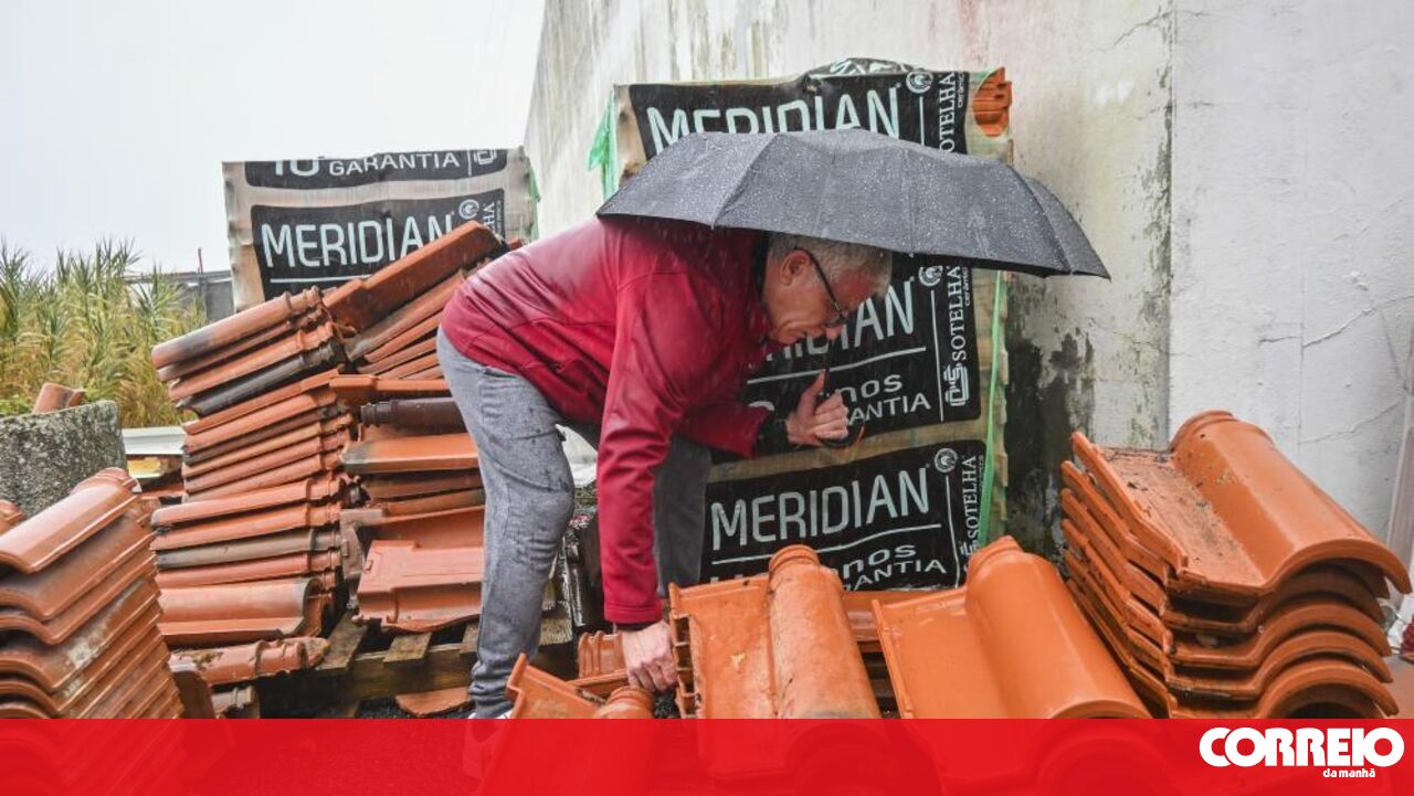 Fábrica no Juncal já vendeu "centenas de milhares" de telhas, que "não são todas iguais" - Sociedade