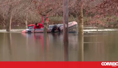Jipe afunda ao tentar atravessar estrada inundada em Águeda. Condutor foi resgatado pelos bombeiros - Portugal