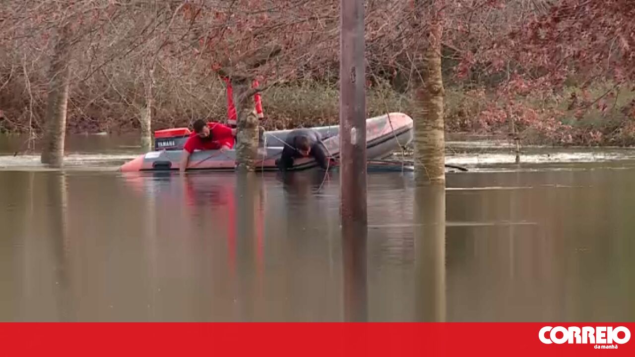 Jipe afunda ao tentar atravessar estrada inundada em Águeda. Condutor foi resgatado pelos bombeiros - Portugal
