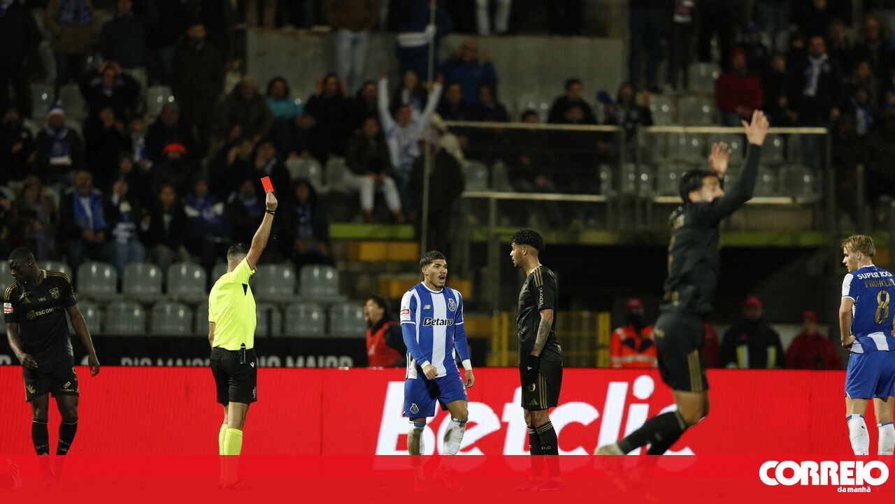 A uma semana do 'jogo do título', FC Porto vai ao fundo e sofre a primeira derrota no campeonato - Futebol