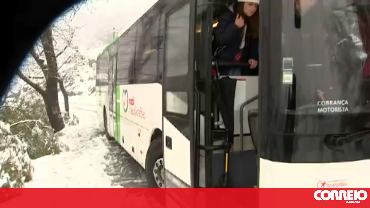 Autocarro com crianças e idosos preso em estrada de Castro Daire devido à neve - Clima