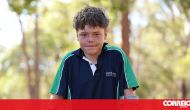 Rapaz de 13 anos nada quatro horas e salva família à deriva no mar na Austrália - Mundo