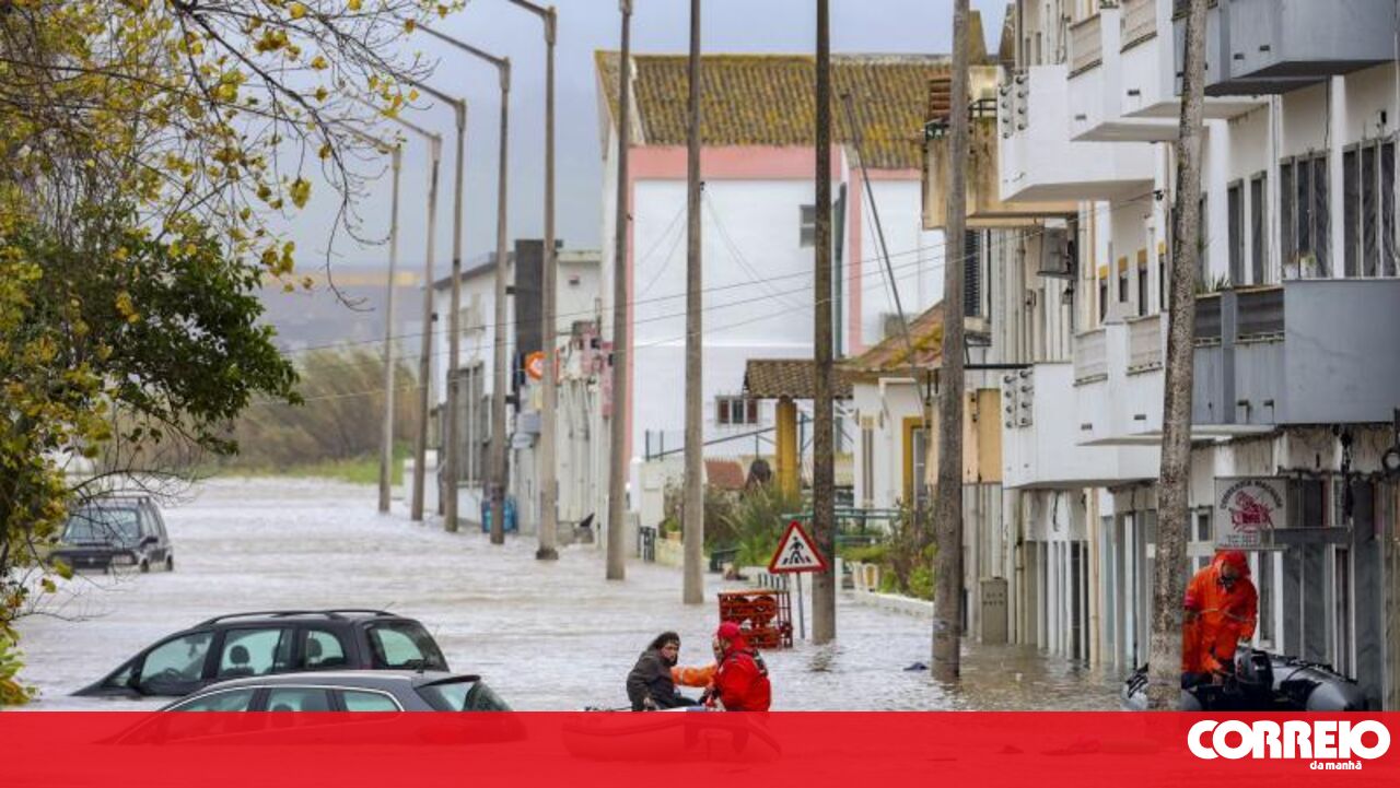 Inundação em Alcácer do Sal com zona mais vasta e mesas e cadeiras 'navegam' no rio - Sociedade