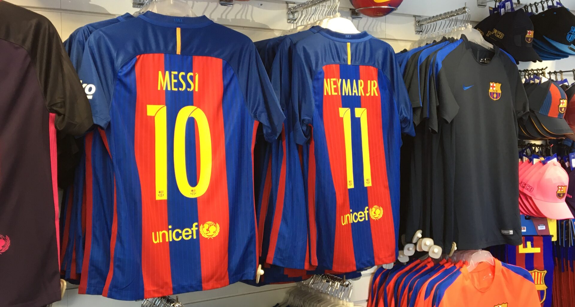 Barcelona gastou mais de R$ 24 milhões em uniformes guardados sem uso em um armazém