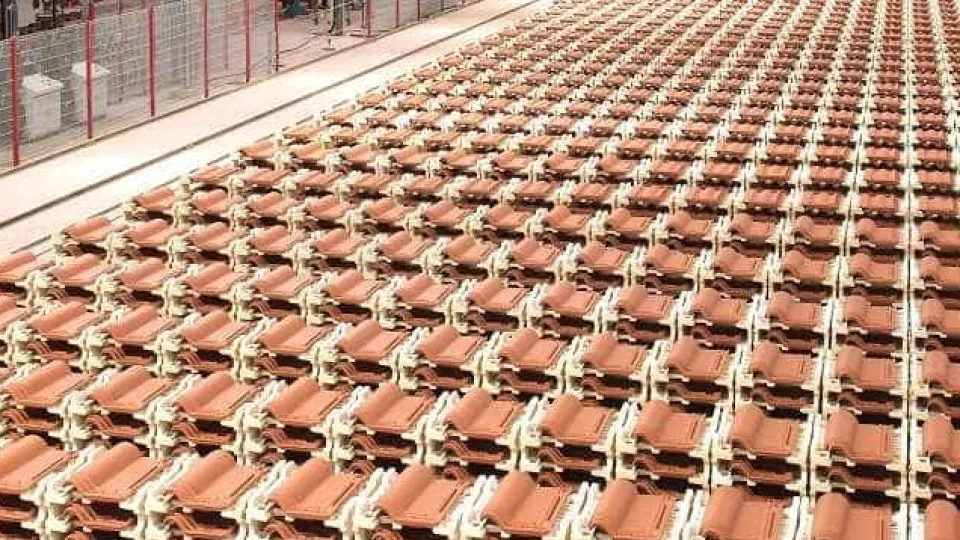 Fábrica já vendeu "centenas de milhares" de telhas, que "não são todas iguais"