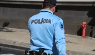 Agente da PSP arrastado 200 metros por carro em fuga no Porto