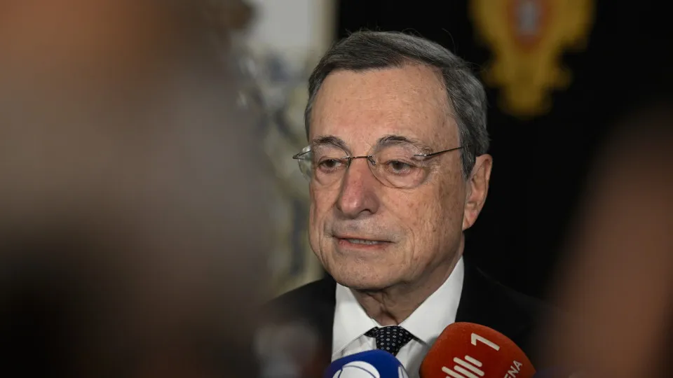 Euro volta a cair em dia de avisos de Draghi à Europa