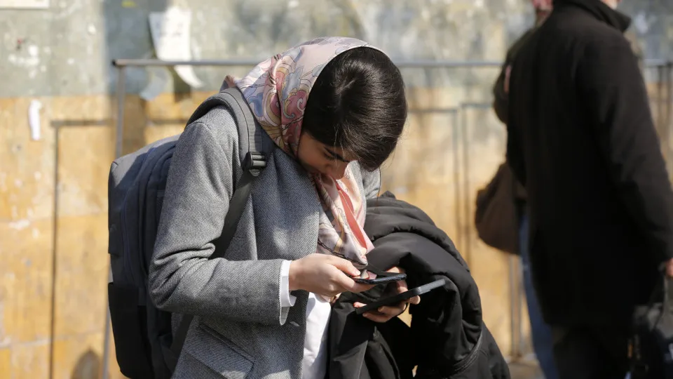 Irão autoriza formalmente as mulheres a conduzir motas