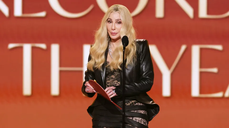 Viral. Cher atrapalha-se e engana-se a anunciar vencedor nos Grammy