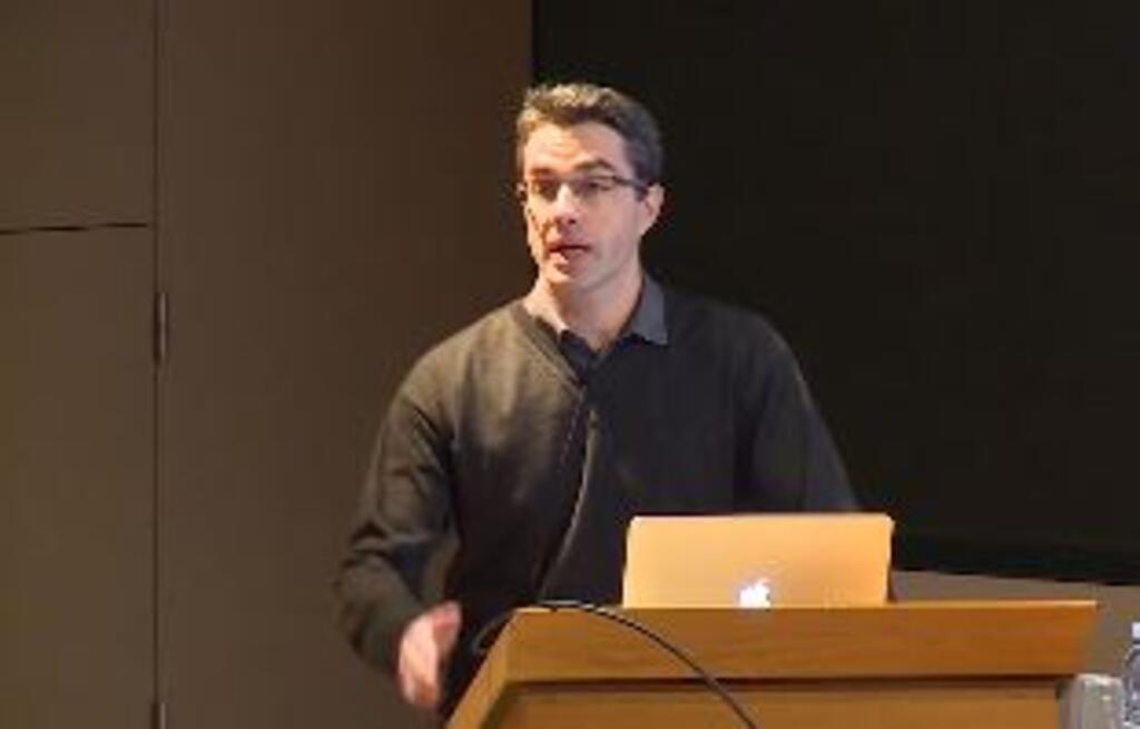 O pesquisador Simon Cauchemez, especializado em modelagem matemática e análise de dados epidemiológicos complexos no Instituto Pasteur.