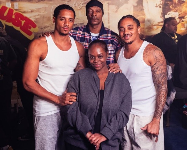 Snoop Dogg compartilha foto com familiares após morte da neta aos 10 meses