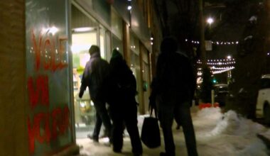 Ativistas vestidos de Robin dos Bosques roubam supermercado e distribuem comida em protesto contra aumento de preços