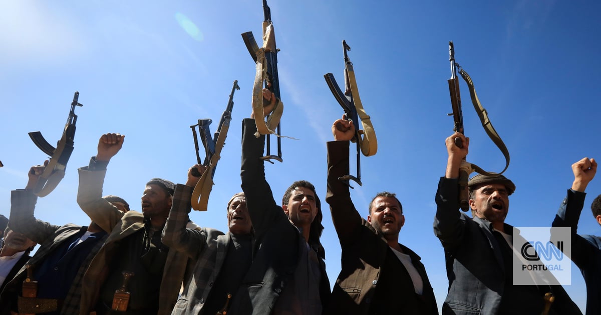 Porque é que os houthis, aliados do Irão, não entraram na guerra?