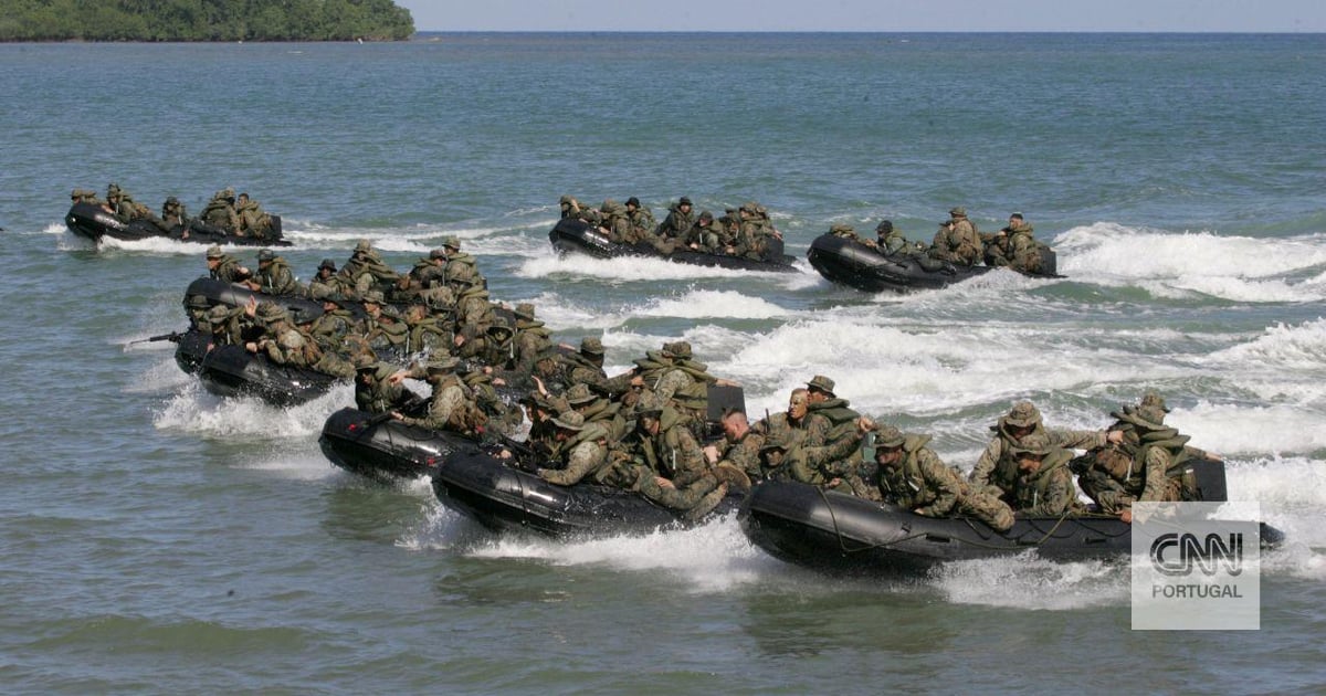 Milhares de militares a caminho e o mundo em suspenso: atenção da guerra vira-se para uma ilha pouco maior que o Corvo