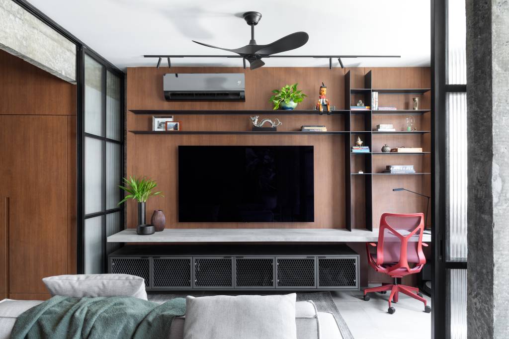 Apê vira loft com paleta de cinzas, madeiras profundas, estruturas metálicas e vigas aparentes. Projeto de VRO Arquitetura.
