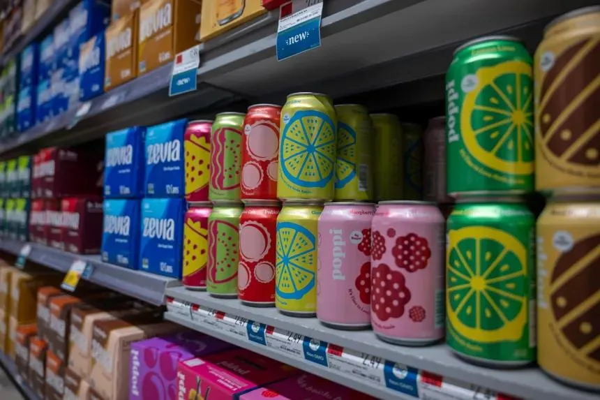 Latas de refrigerante Poppi à venda. (Spencer Platt/Getty Images)