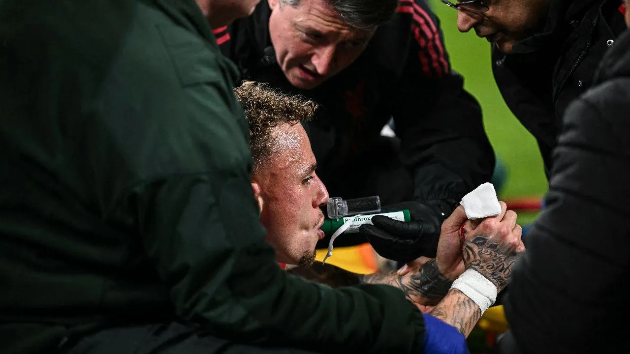 IMAGENS SENSÍVEIS: Noa Lang corta dedo em placard publicitário em Anfield - Maisfutebol