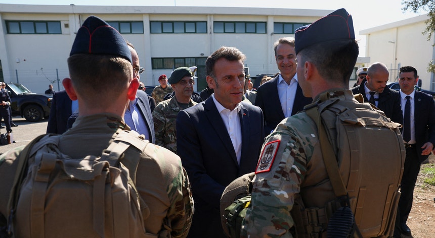 A reação de Macron à primeira baixa francesa. "Guerra no Irão não justifica tais ataques"