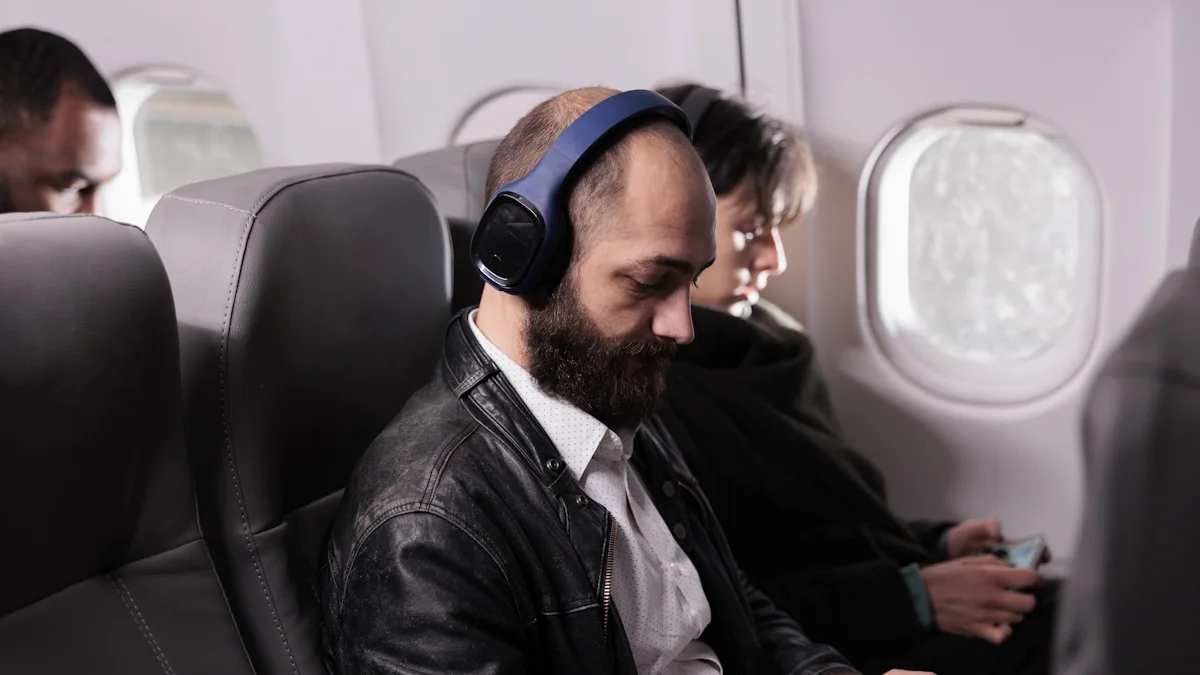Não usar fones no avião sempre foi falta de educação. Agora, pode até ser expulso por isso